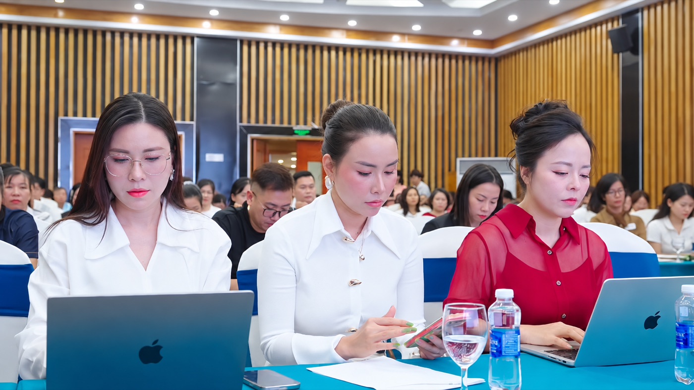 Ba học viên thực hành trực tiếp trên máy tính xách tay tại bàn học